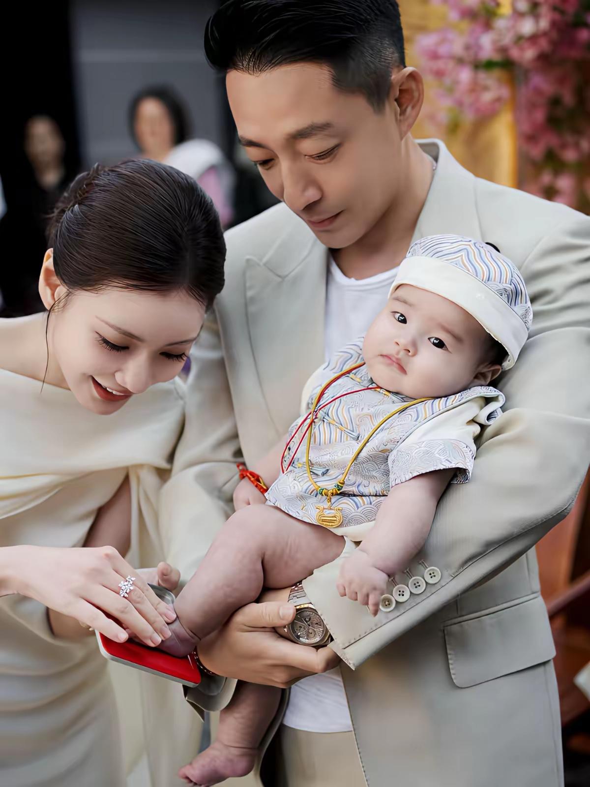 一张照片无意中就暴露出汪小菲根本不会带孩子。马筱梅虽然笑嘻嘻的给儿子踩脚印，估