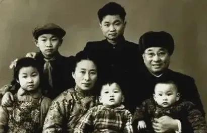 有一次，陈赓带着女儿去到大连看一场表演。早晨起来的时候陈赓发现，女儿的头发乱糟糟