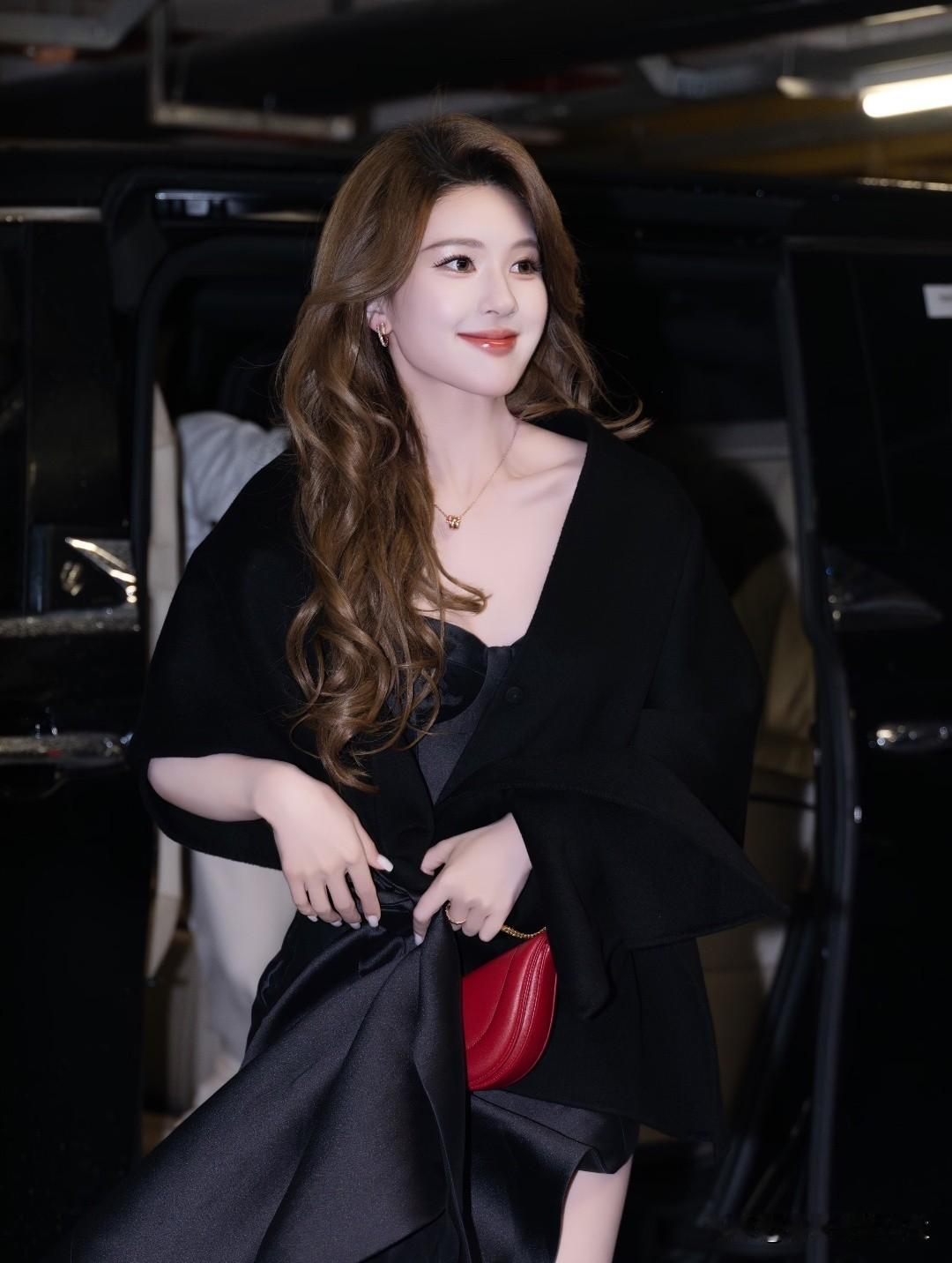 优雅黑裙，红唇轻启，车边漫步，尽显魅力。多合作拍外景的摄影师，解锁不同的风格黑裙