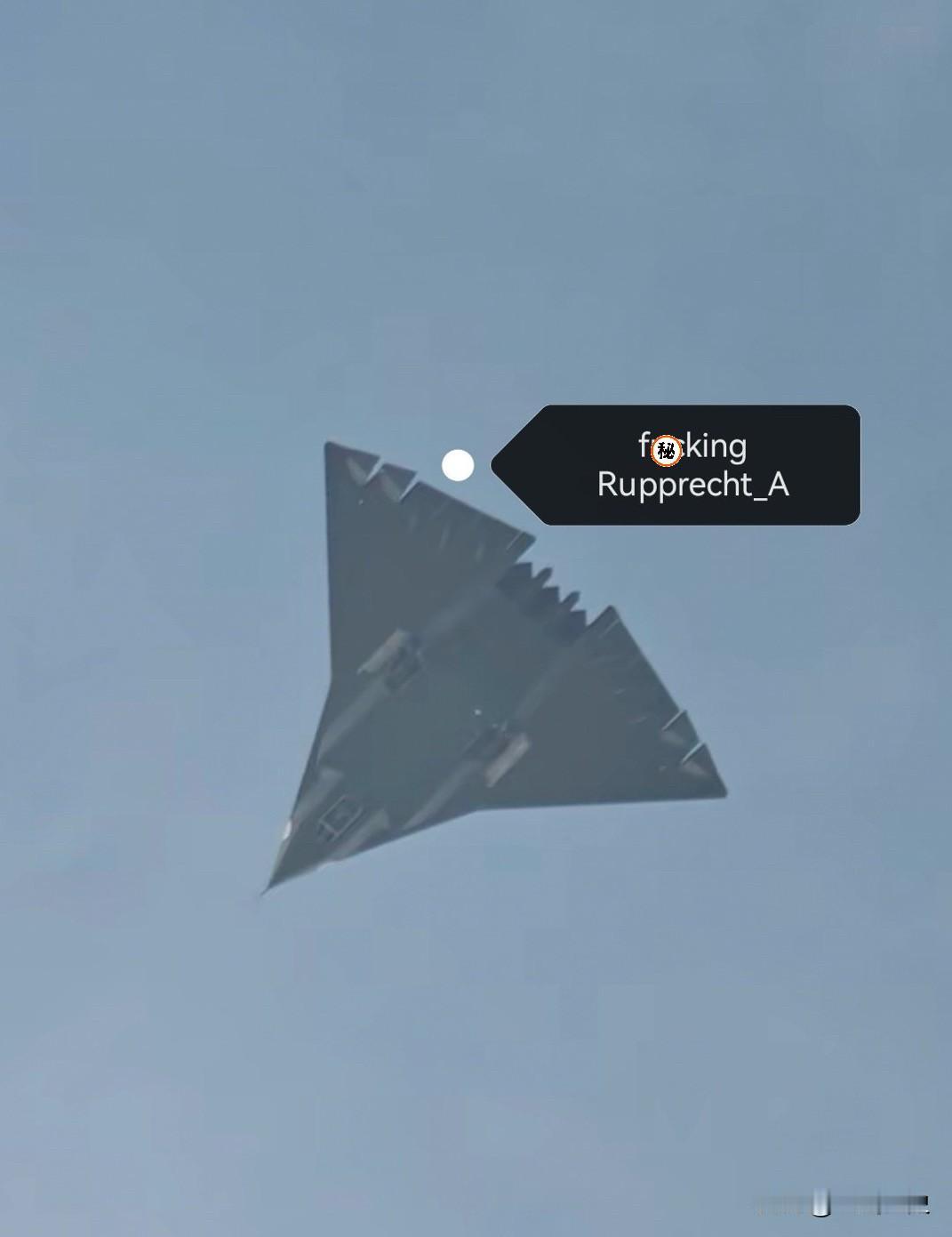 这J-36照片发的也是没谁了。其实人家小黄人作为自媒体或者军事爱好者来说，还是挺