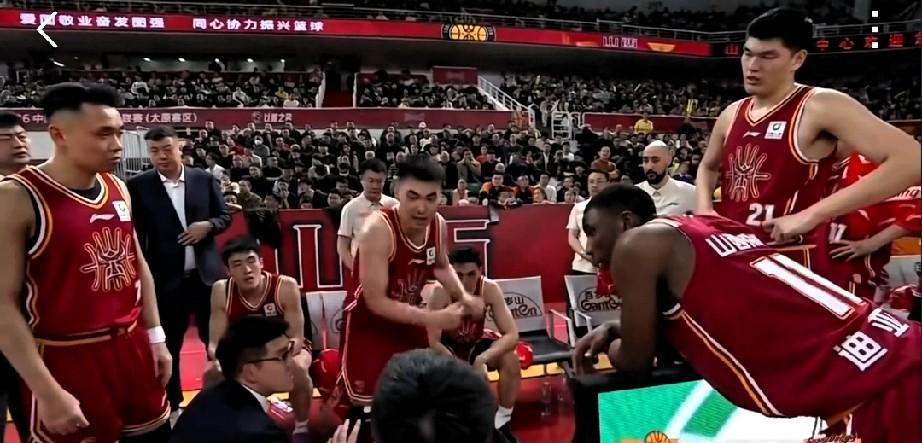 潘江不服杜锋，不会让你舒服赢！山西后卫贾明儒暂停对全队说:顶他！贾明儒是根红苗正