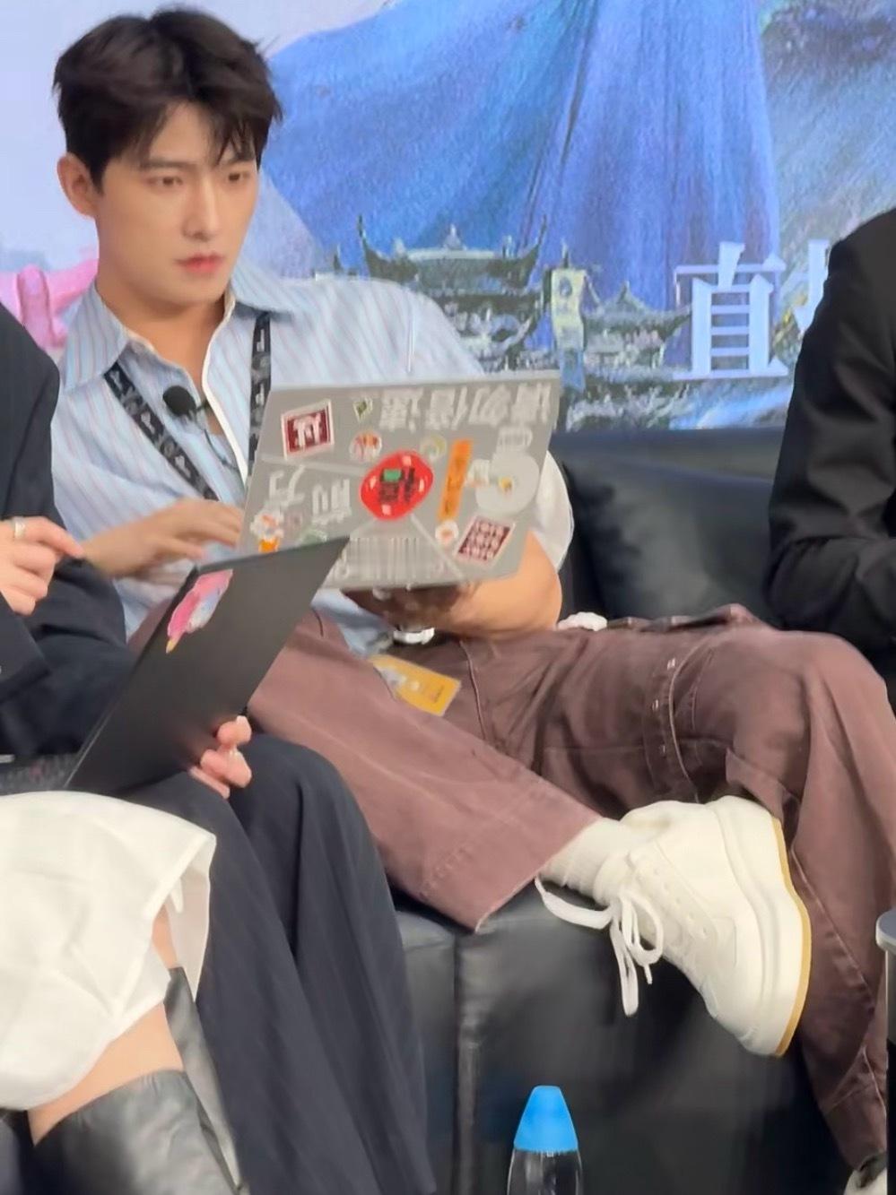 看杨洋都松弛成啥了！这不是我在家玩游戏的状态吗？​​​