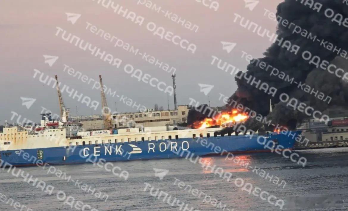 “炸！炸！炸！”12月12日，乌克兰敖德萨港内，土耳其货船遭到俄军轰炸。此次袭击