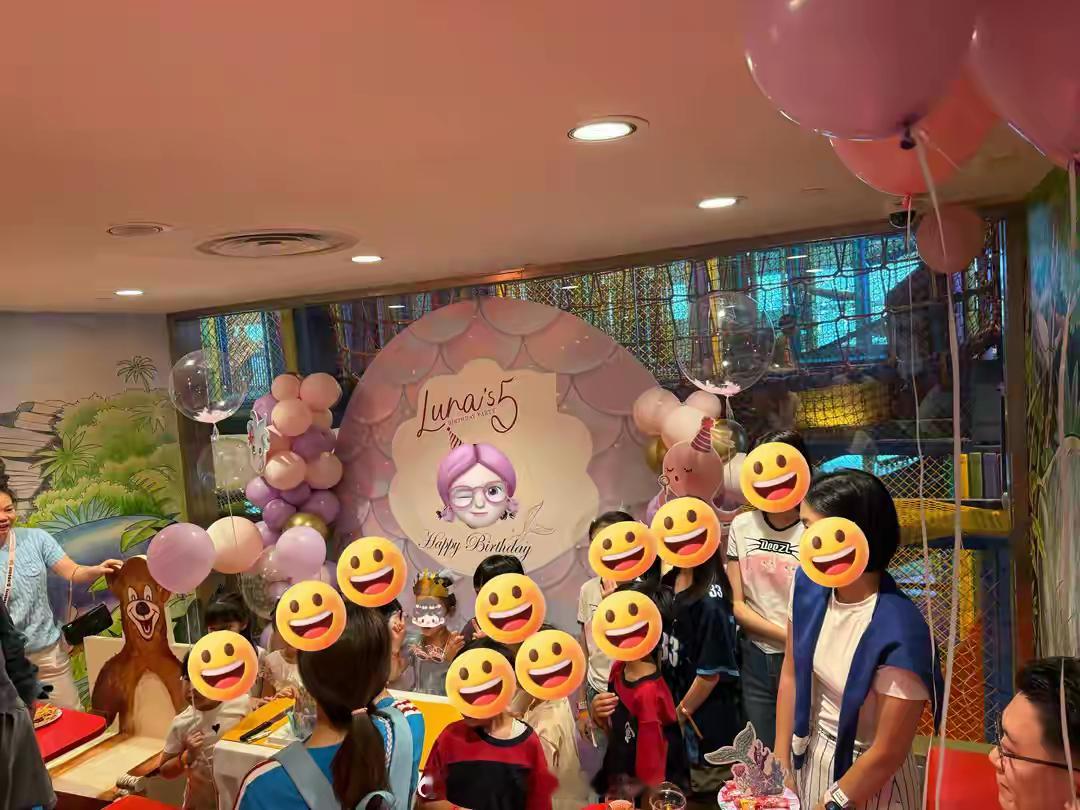 林峰张馨月为女儿庆祝5岁生日，全家福温馨有爱，luna太像爸爸了！！！​​​