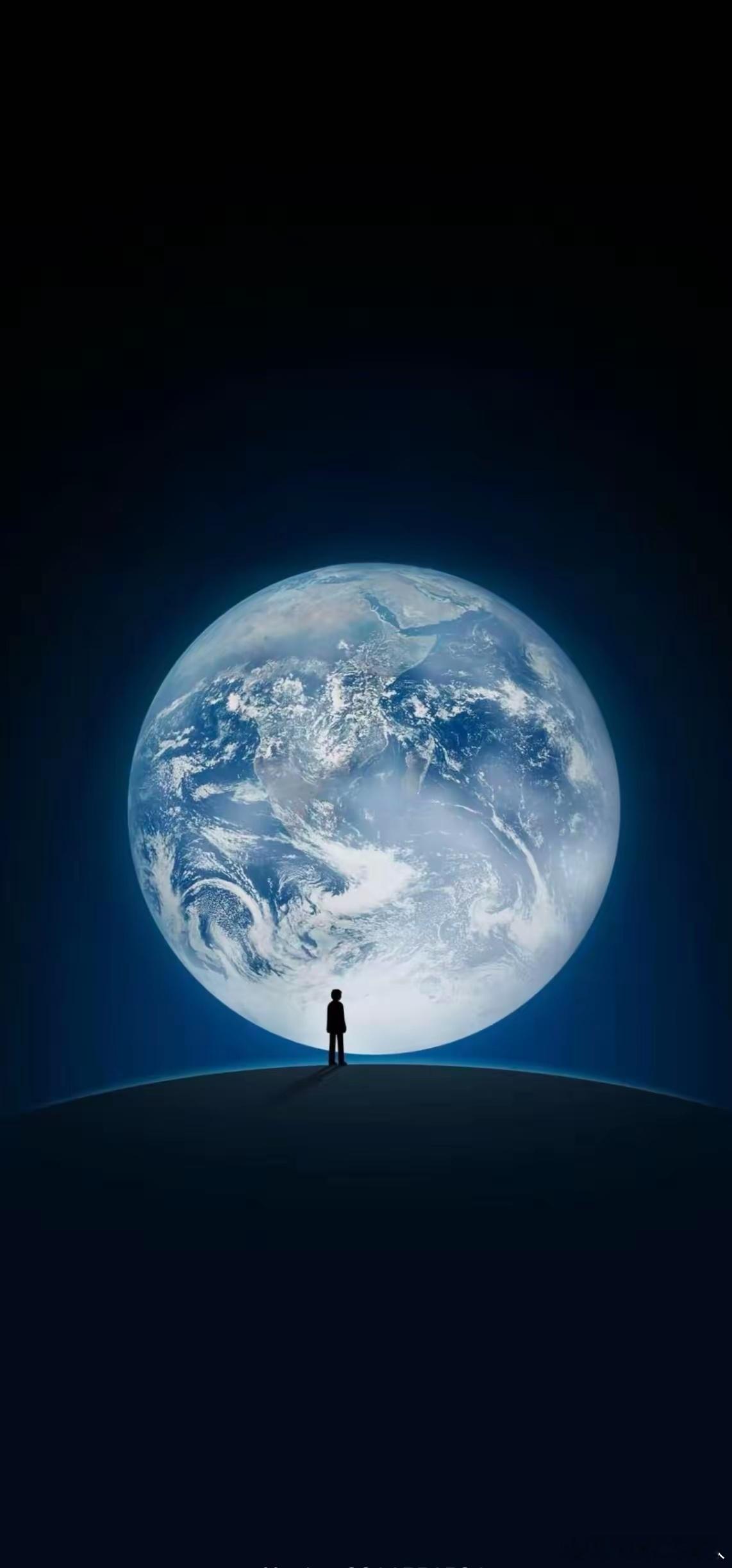 这人站在这儿干啥呢？我一直没搞懂。他是孤独着呢，还是在俯瞰地球，或者是在等待啥？