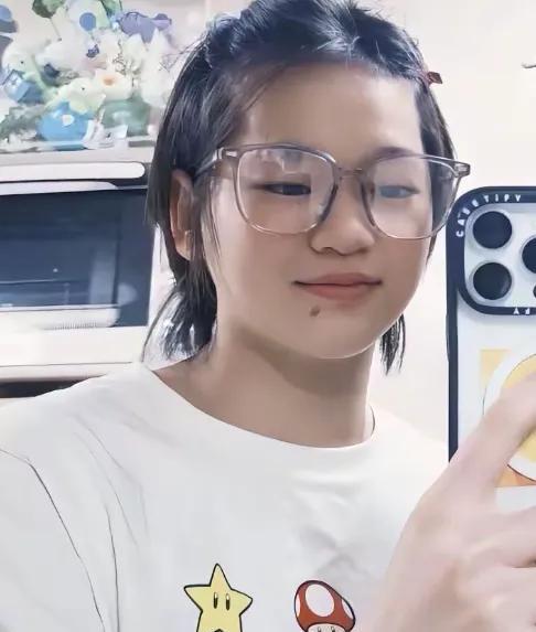 这是我见过全红婵成年后最漂亮的一张照片，尽管有点婴儿肥，但是耐看漂亮，长高成熟了