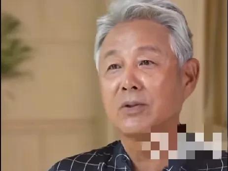 7月12日，央视播出陈道明的近期采访，从画面可以看出，陈道明的头发已经全白了。陈