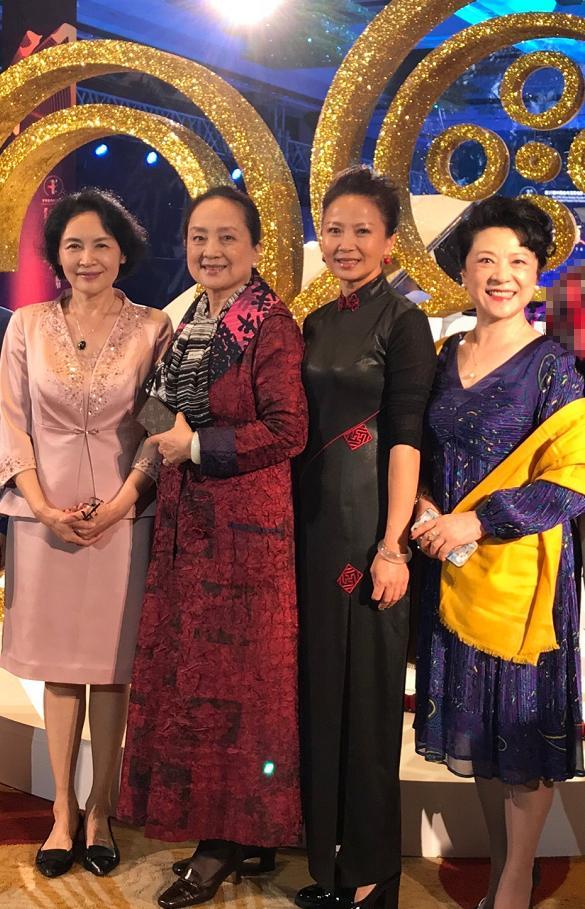 4姝同框：一袭粉色衣裙的宋晓英依旧丰盈窈窕、玉笑珠香；一身紫红色长裙的张金玲怡颜