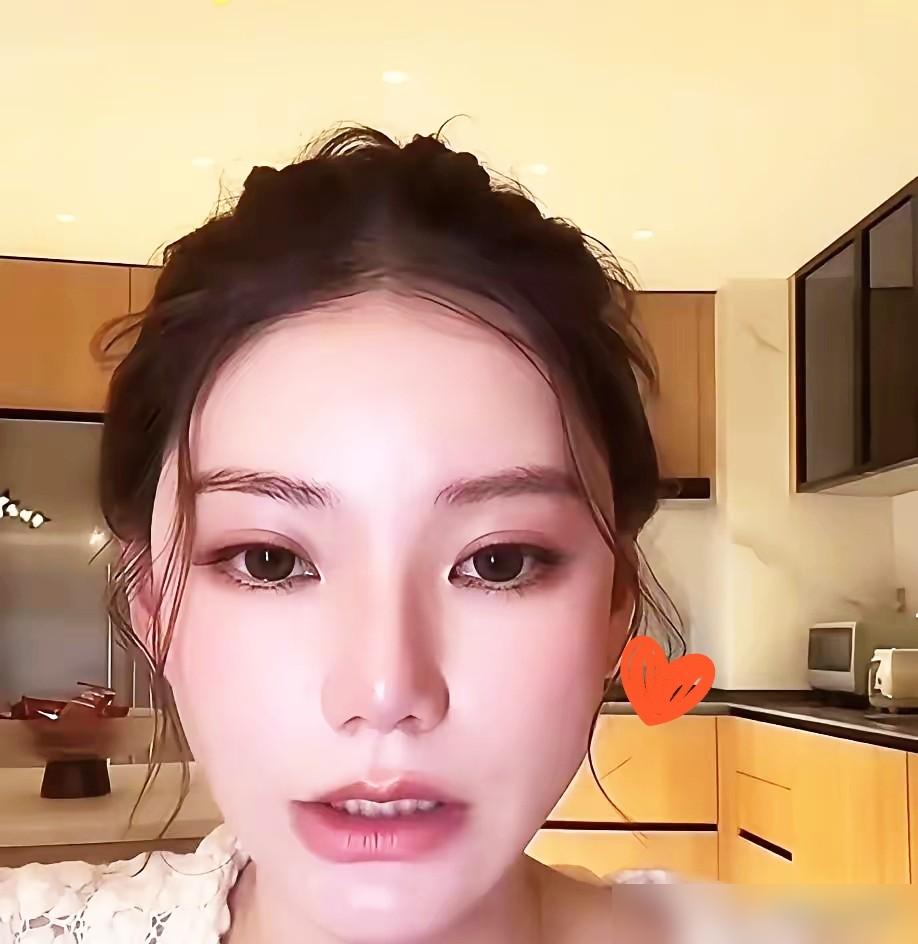 亲儿子在几万人眼皮底下指着67岁老娘的鼻子揭伤疤，刚生完宝宝的儿媳妇坐在旁边一声