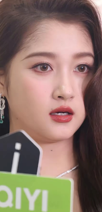 仔细看看关晓彤，才发现…她的脸上是有很多痣的​​​