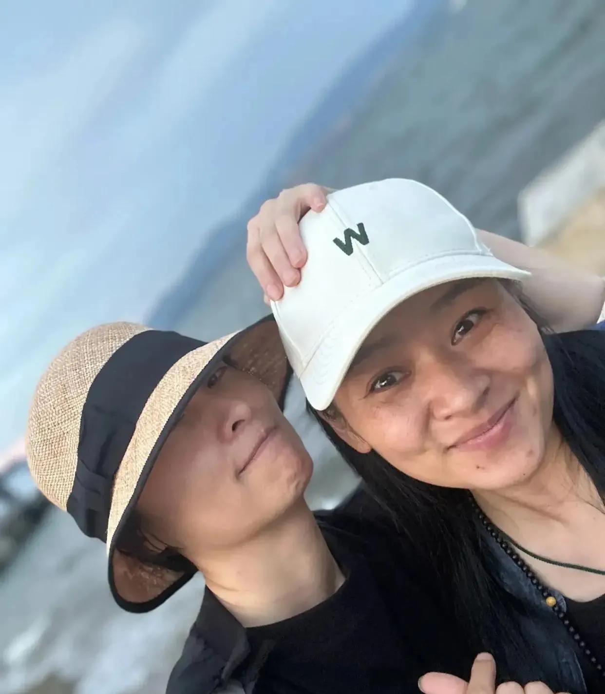 吴越现身大理戴着渔夫帽，素颜旅游。皮肤状态真好。随着岁月的流失，美女的容颜逐