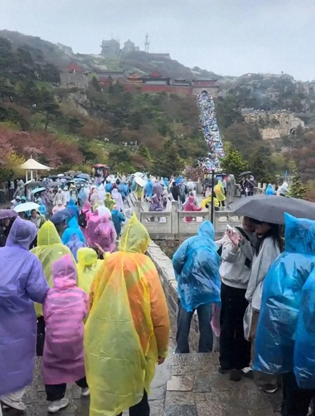 五一泰山突发风雨降温，大批登山游客无奈扎堆厕所留宿过夜。5月3日景区工作人