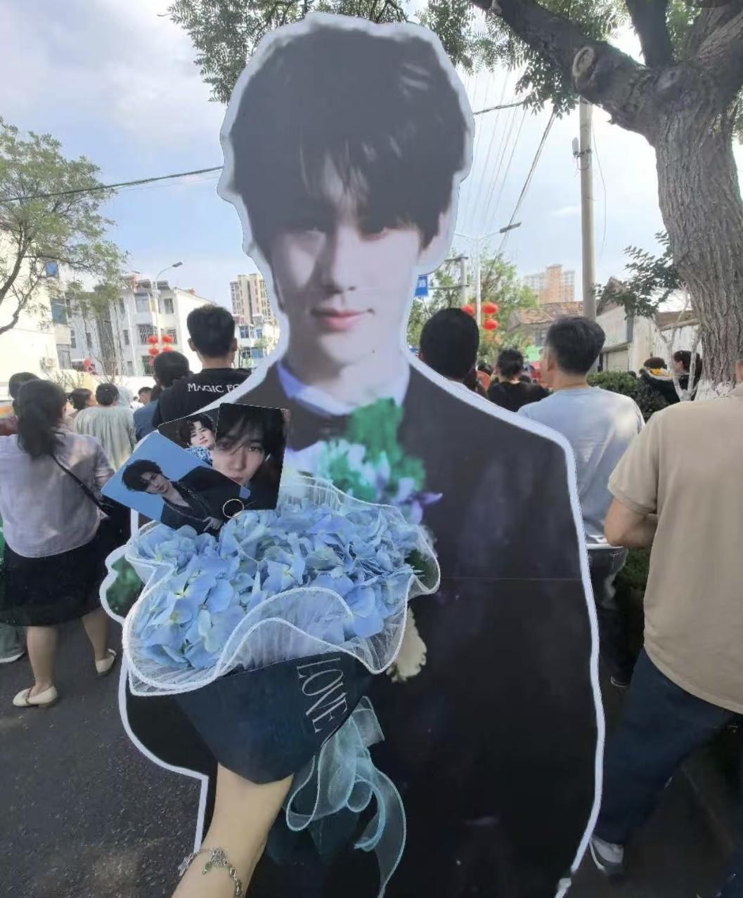 在搞应援上输给考生家长不丢人果然，一代人有一代人的高考应援，出考场看到这一幕的