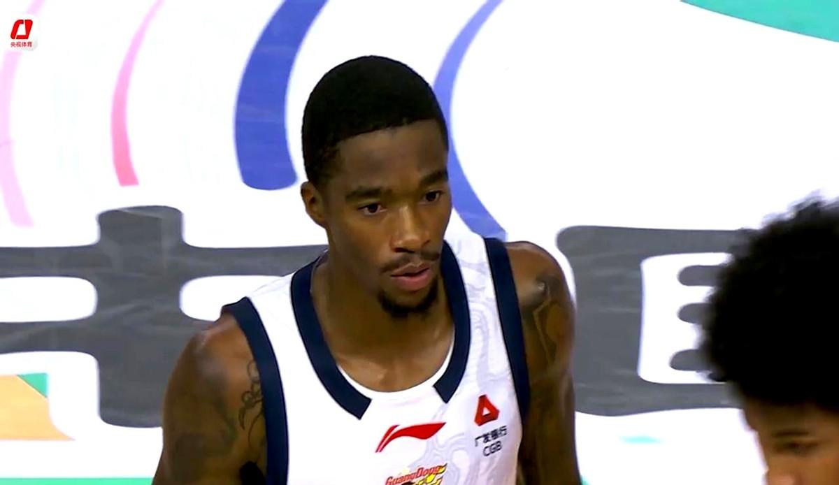 广东新外援这操作真给我整不会了！现在网上吵翻了，有人说19分钟13投才拿15