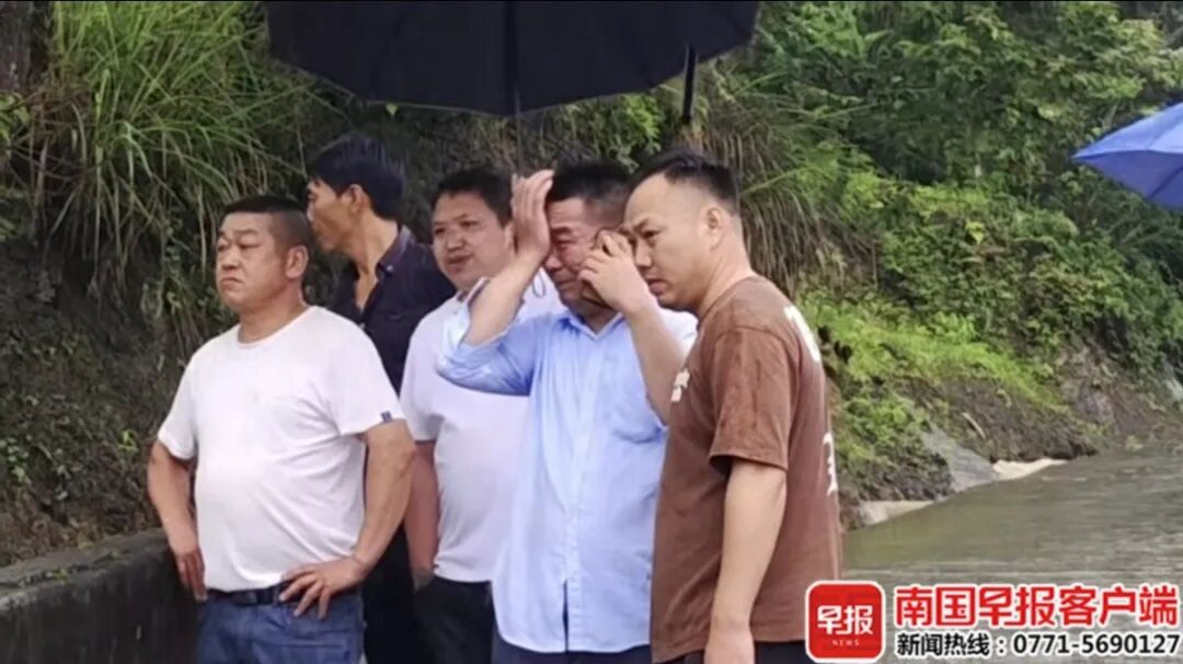 贵州一村庄发生泥石流, 有村民眼睁睁看着房屋被冲毁! 当地回应