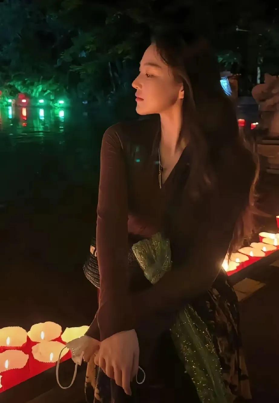 张馨予素颜近照，依然是那么美丽妩媚。素颜可打破明星华丽形象，带来新鲜感魅力。更何