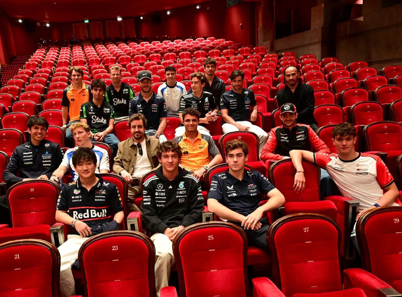 F1车手集结观看布拉特-皮特主演的F1电影首映。斯托尔和维斯塔潘没去观影，后者