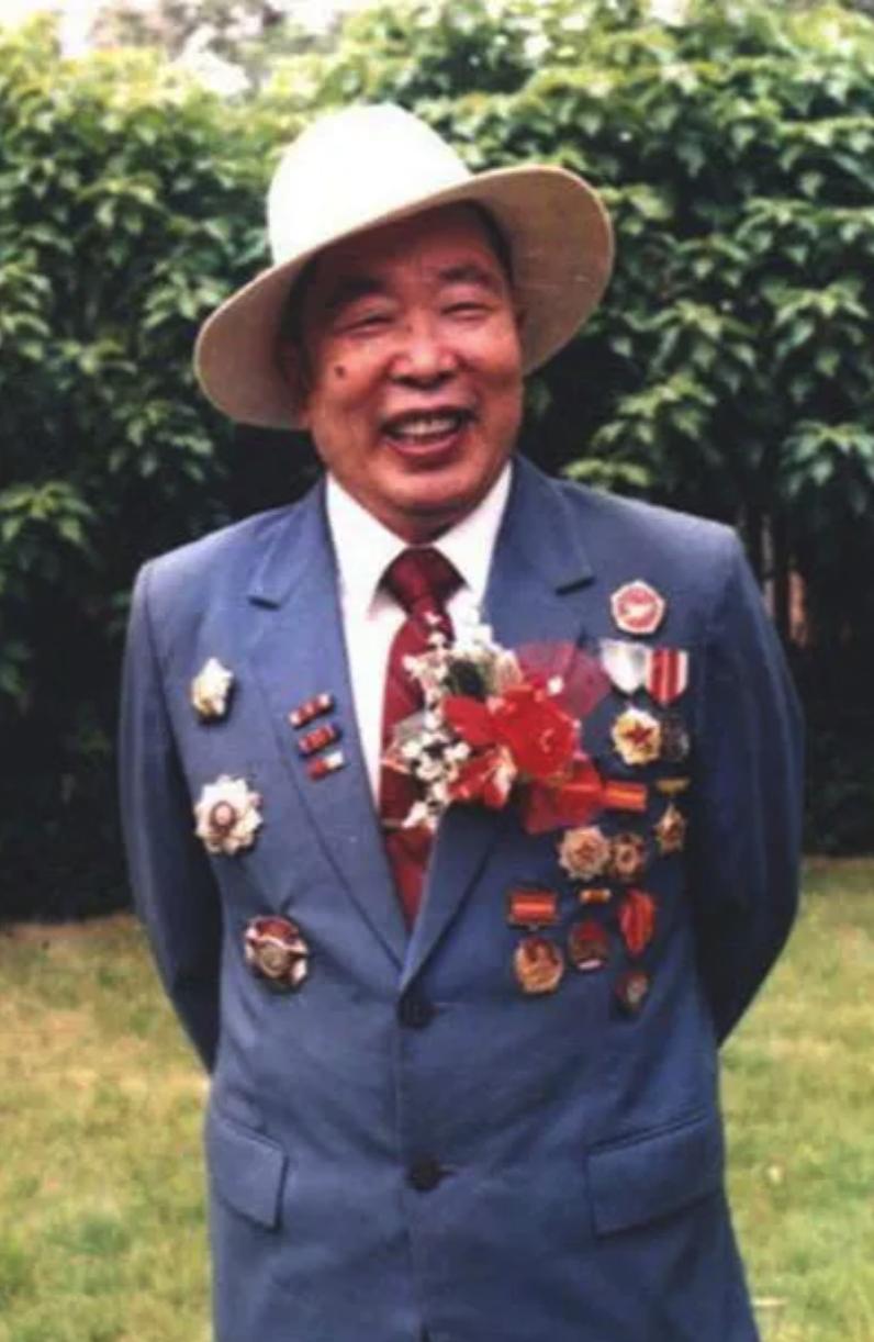 1951年，飞行员华龙毅跳伞后，浑身是血，已经无法动弹，就在这时，几个朝鲜人朝他