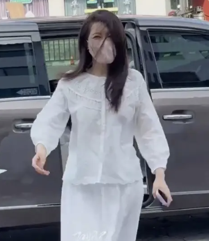 曾黎接车现场粉丝少，背后是人气下滑还是另有隐情?