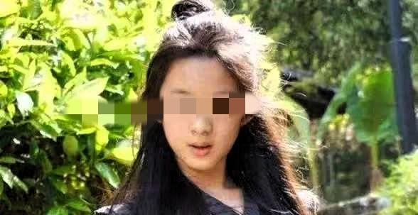 上海一个13岁小姑娘，叫小花，爸妈离婚后跟着爸爸和爷爷过。没过几年，父亲、爷爷相