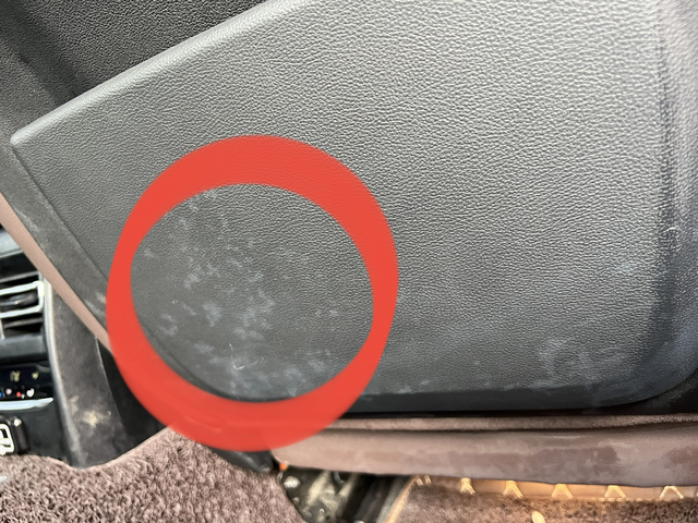 宝马三系塑料皮质发白洗车的时候喷水没及时擦