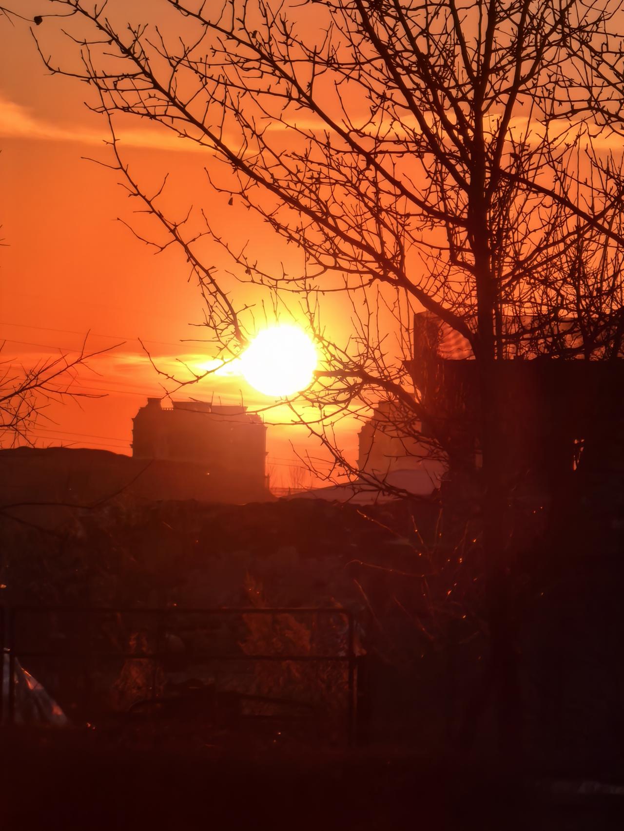 黑龙江县城的生活很悠闲，可以说没有什么压力。上班离家近，走路10分钟到单位。