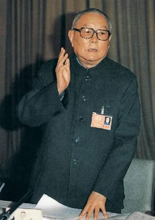 没授军衔的五位名将，个个在军中身居高位第一位：李先念。1909年，李先念出生