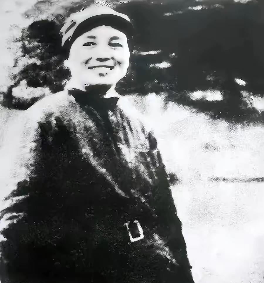 叛徒出卖悬赏一千大洋，敌军官认出红军女将，攥住她双手却厉声喝令：快滚！一场搜捕