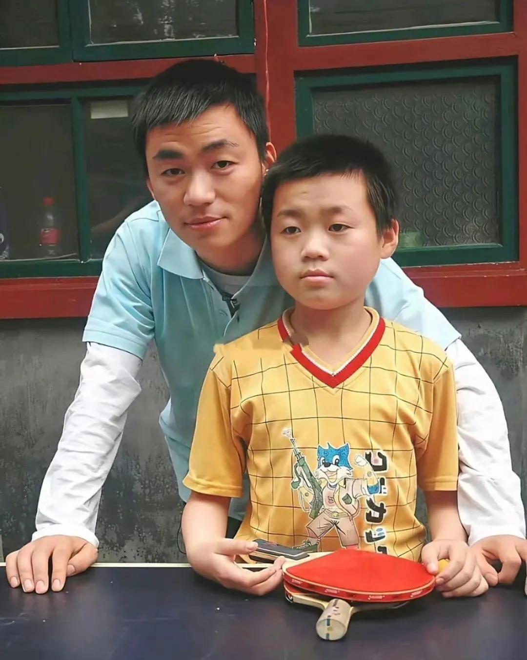 王宝强带儿子香港逛街引热议，离婚后孩子归属牵动人心，真相背后暗藏多少秘密。有
