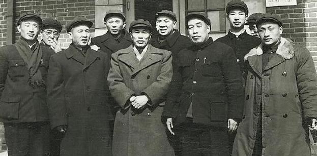 开国上将邓华，嗜烟如命，点烟水平尤其高超，能跑步点烟、骑马点烟、迎风点烟，且一擦