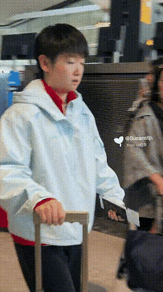 莎姐又迷路了这次莎宝宝进机场又不知怎么被队友们“甩”了，莎宝宝又迷路了还