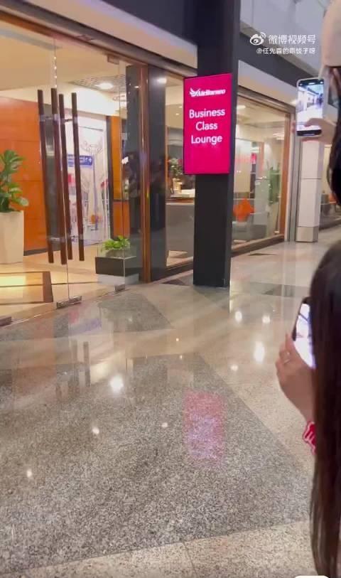 山海隔不开偏爱，距离挡不住奔赴。任嘉伦已抵达吉隆坡，今晚微博文化交流之夜马来西亚