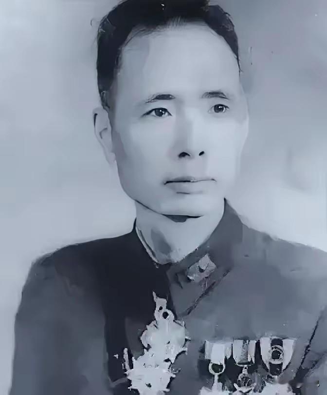 1934年，川军军长郭汝栋奉着追击红军的军令，却在望远镜里看着红军抬担架过山脊，