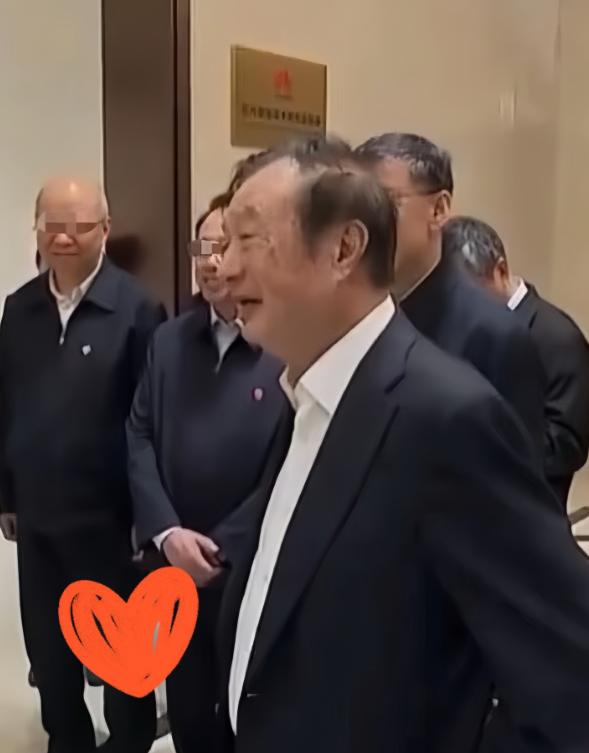 看到央视的报道，中央领导去华为视察了。画面里，82岁的任正非亲自陪同讲解。美国那