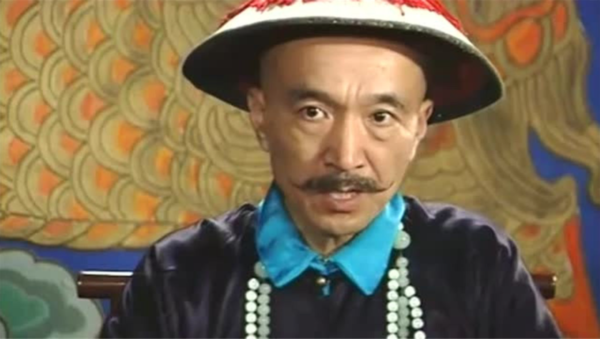 乾隆年间，乾隆和刘罗锅微服私访，突然天降大雨，乾隆看雨水把刘罗锅淋得衣服都贴在驼