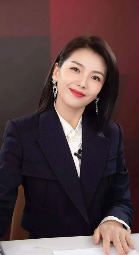 主持人曾问刘涛：“好久没看到你出新作品了，怎么不拍戏了呀？”刘涛无奈地摇摇头：