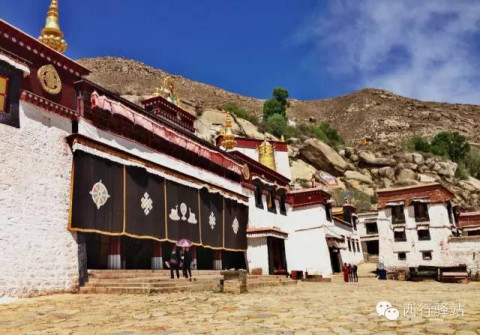 寺东和寺南有普布觉寺,米琼热尼库寺,贡巴萨寺,帕奔岗寺,扎西曲林寺