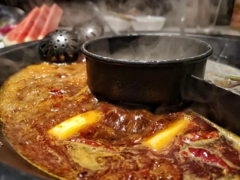 全网羡慕！90后班主任晚自习带学生涮火锅，家长怒赞：这才是教育该有的样子谁