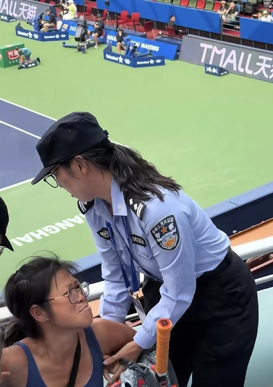 嫁给了外国人，当了外籍华人，脑子也秀逗了，真以为自己是人上人，可以当洋大人了？
