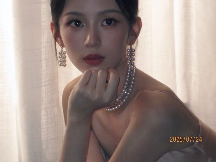 王亚飞这次给周也化的珠光粉韵妆，美成啥样了！漂亮的公主小也​​​