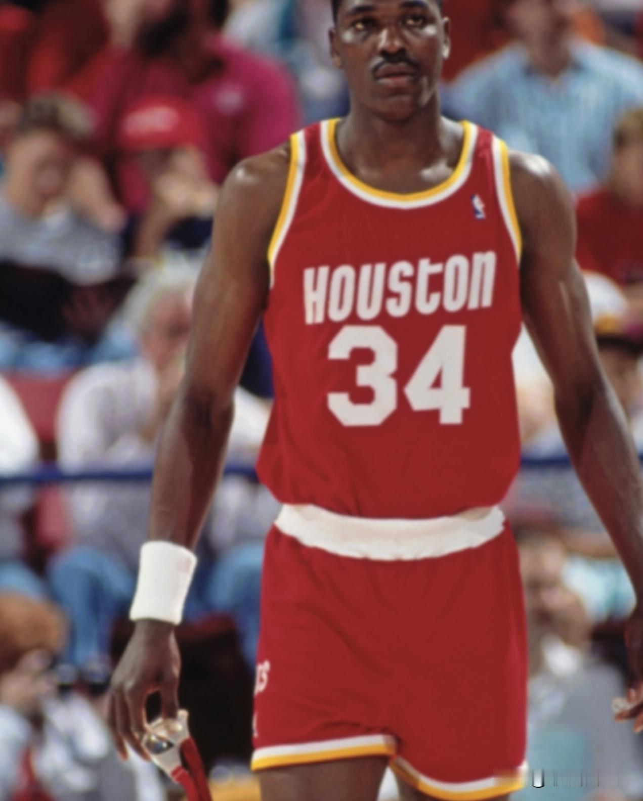 NBA历史五大内线防守大师！谁的防守能力更胜一筹？1. 比尔·拉塞尔防守