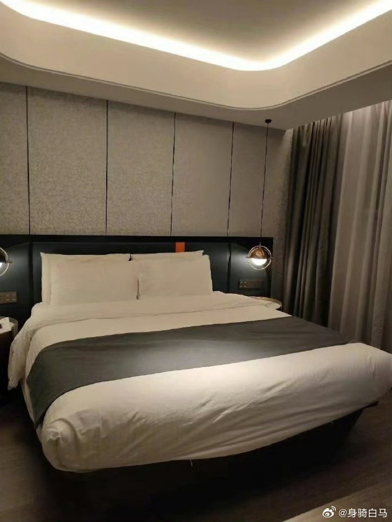 亲姐弟出门住标间还是开两间房啊😭弟弟不管你是谁从我姐身上下来