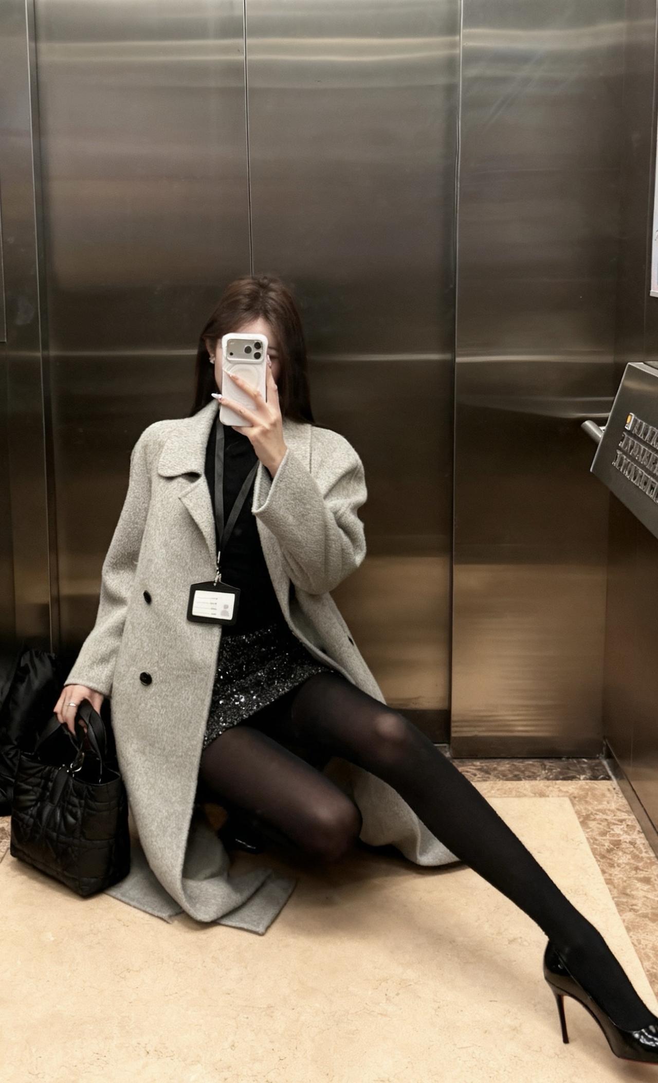 今日推荐穿搭是兼具优雅与通勤感的秋冬高级感搭配，细节上很有巧思：•外套：浅