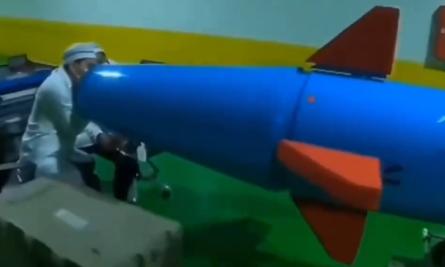 伊朗公开“最大底牌”，美以感到后背发凉，特朗普终于说了软话 日前，伊朗军方罕