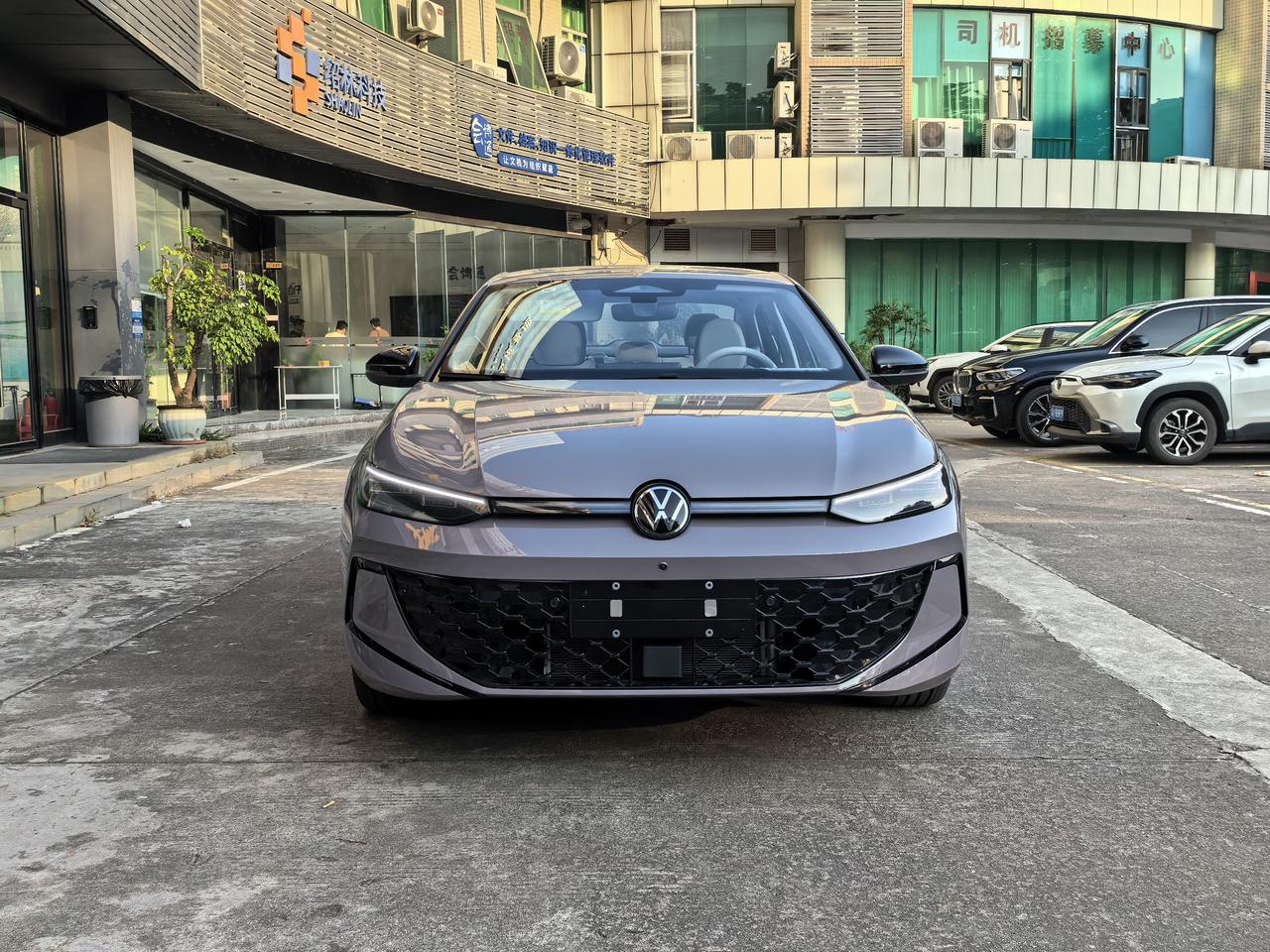 国民神车大众朗逸Pro300TSI，开了小200公里了，来分享一下使用感受：