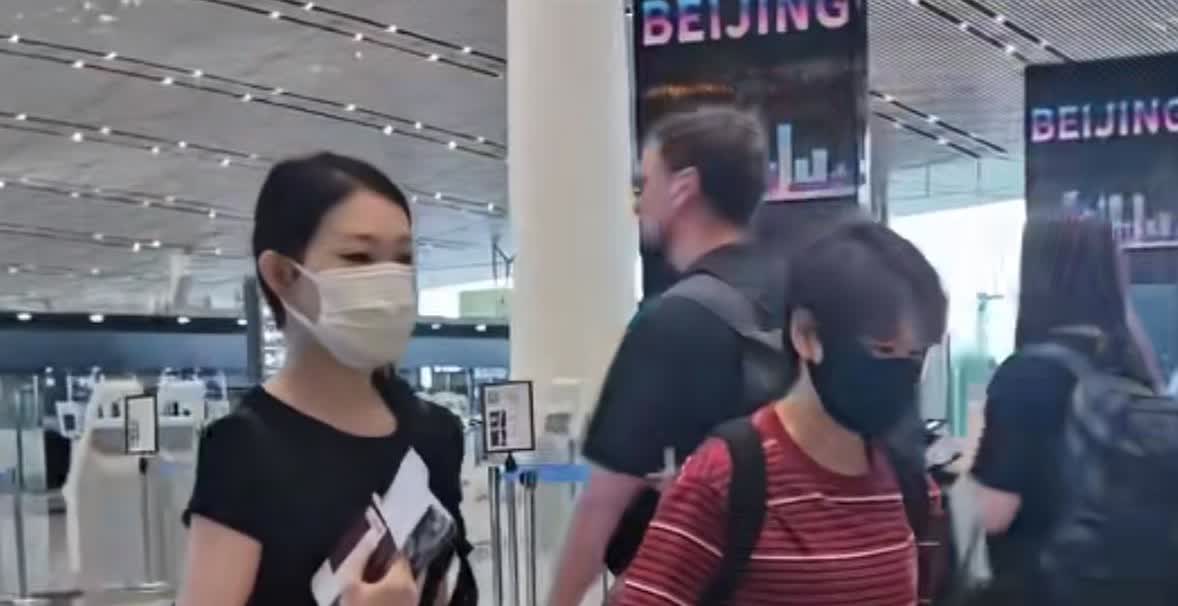 母女捂成这样都能认出来啊，你不说我都不知道是谁？女大十八变啊，这是上的艺校回国进