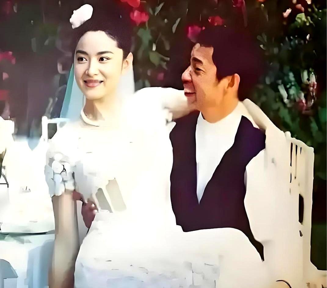 这是林青霞和丈夫刑李源大婚时的一张合影照片。照片里两人互动甜蜜，林青霞穿白婚