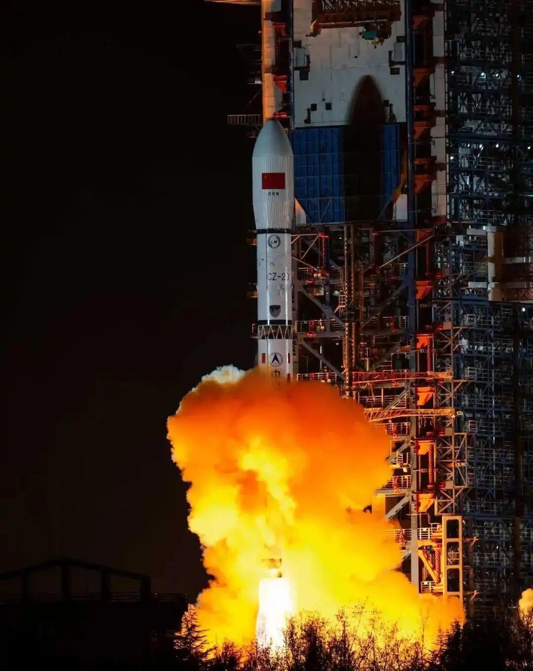 昨天清晨，我国连发两箭成功！3月13日清晨，我国三小时内两连发，两枚运载火箭相