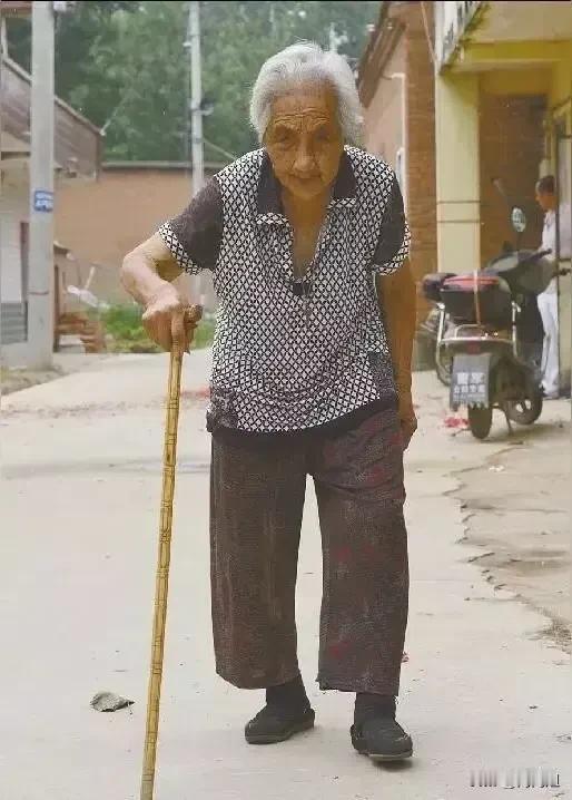 村里83岁的老太太和小儿子生活，小儿子去打工，儿媳妇又要去带孩子，就只有她独居，