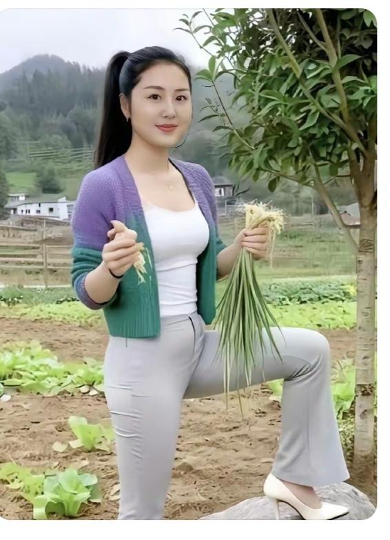 赞“村姑”土生土养农村人；心地善良又朴实；下班之后摘下葱；妈妈做菜我在看